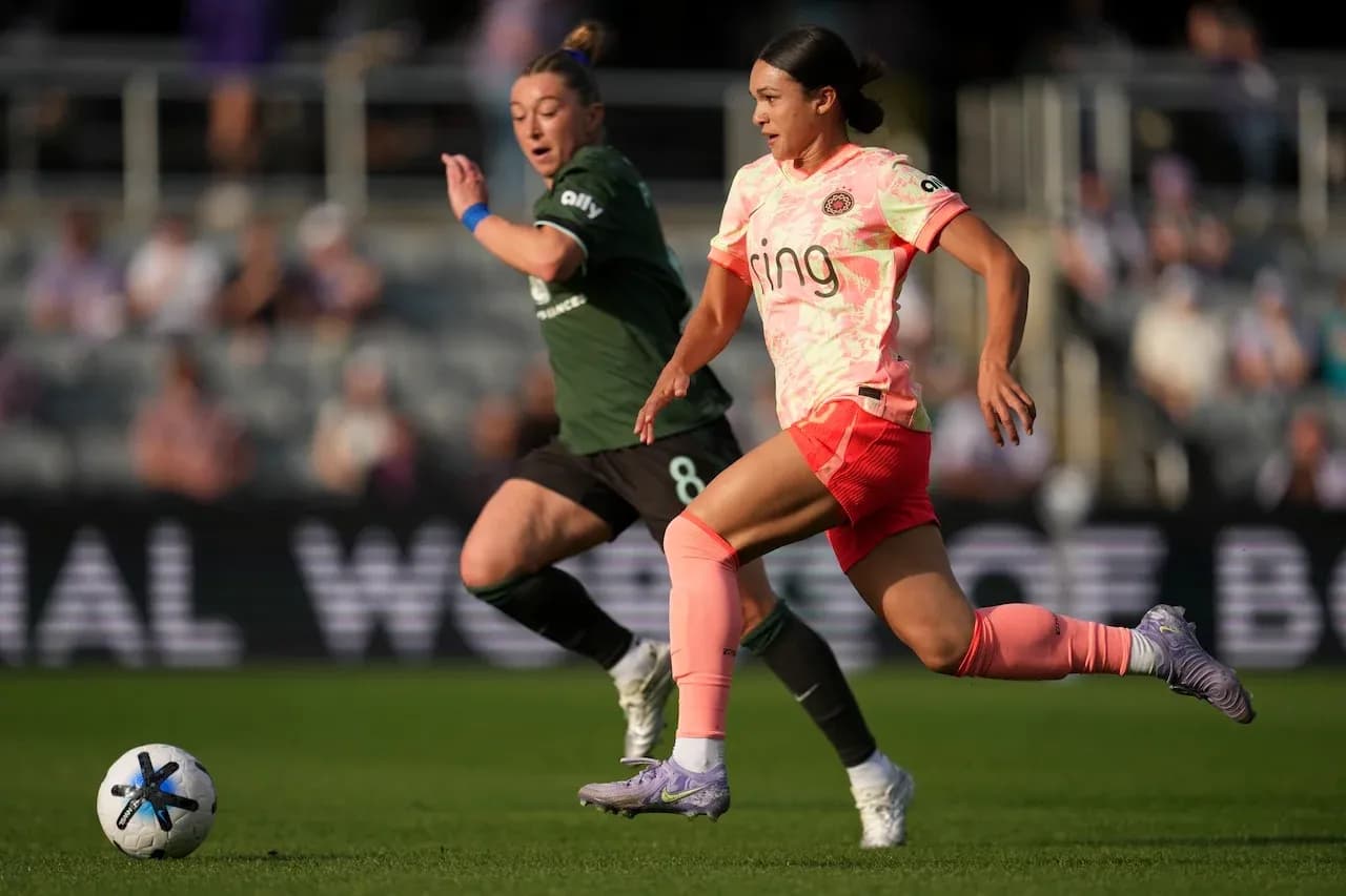 Jugadora de Portland Thorns W persiguiendo el balón