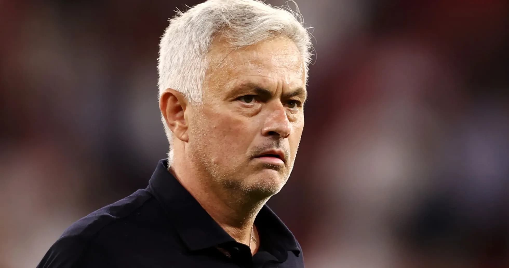 Entrenador observando el partido desde la línea