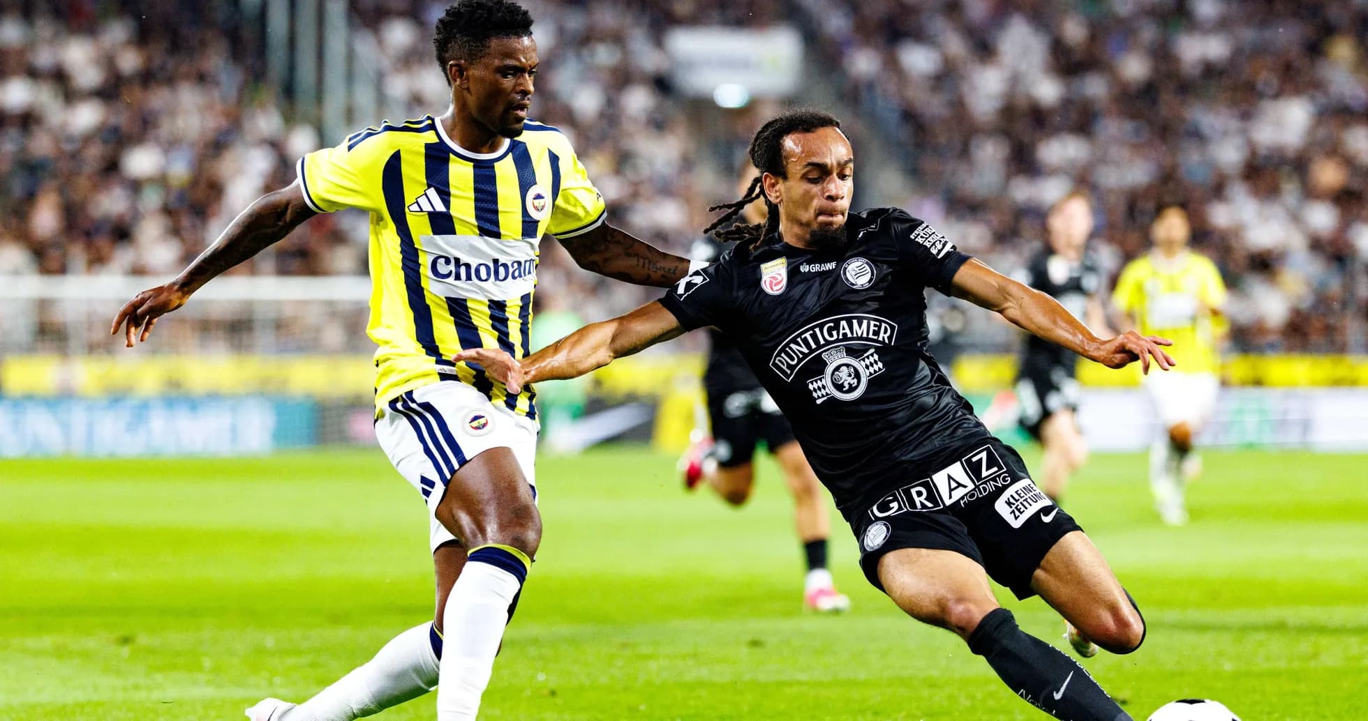 Jugadores de Sturm Graz y Fenerbahçe en acción