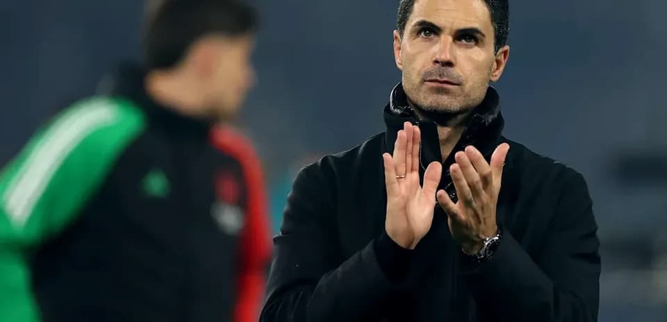 Entrenador aplaudiendo en el campo de juego