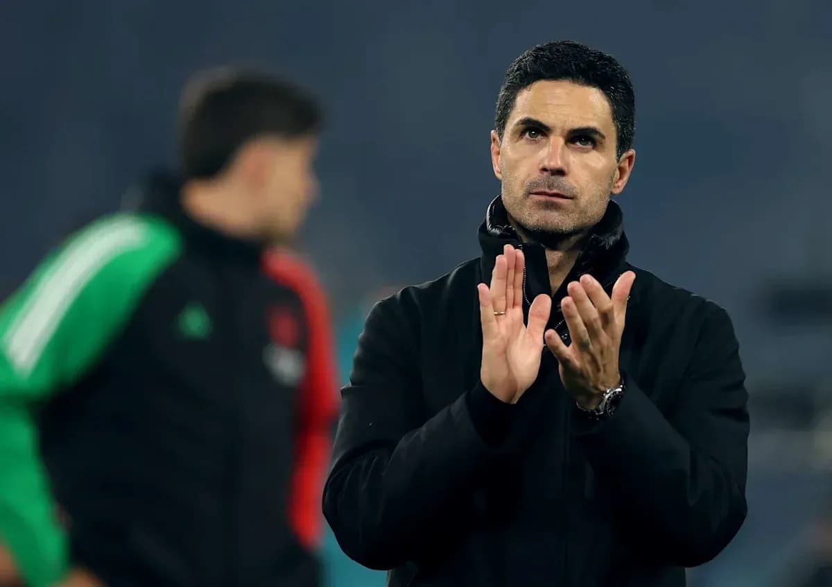 Entrenador aplaudiendo en el campo de juego