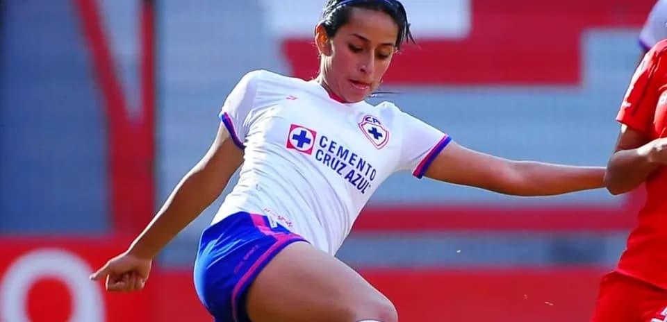 Jugadora de Cruz Azul W en acción durante el partido