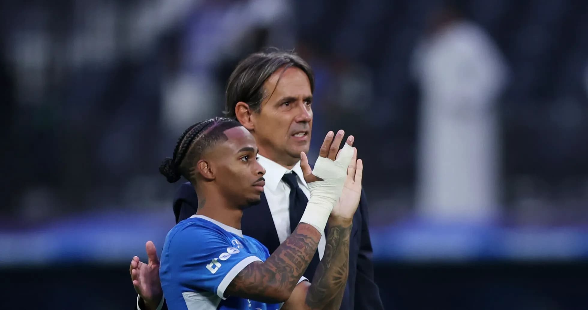 Jugador y entrenador saludando tras el partido