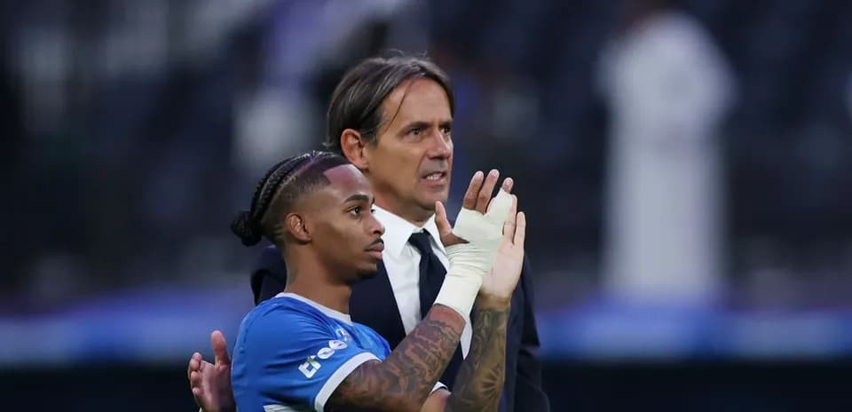 Jugador y entrenador saludando tras el partido