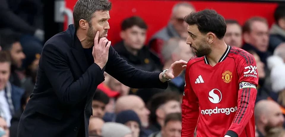 Entrenador hablando con jugador de Manchester United