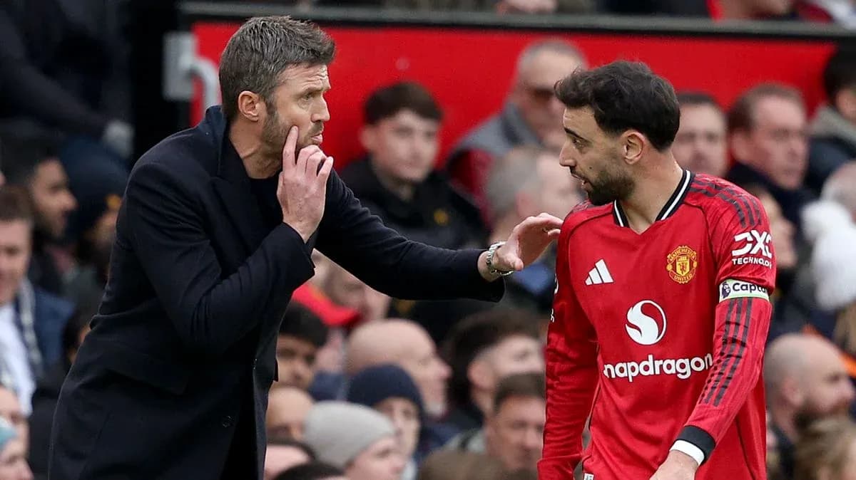 Entrenador hablando con jugador de Manchester United
