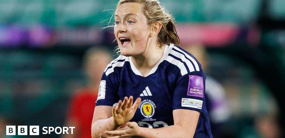 Jugadora de Escocia hablando durante un partido