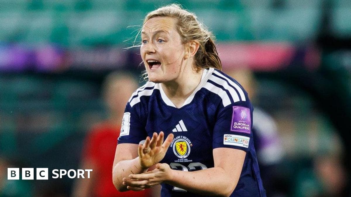 Jugadora de Escocia hablando durante un partido