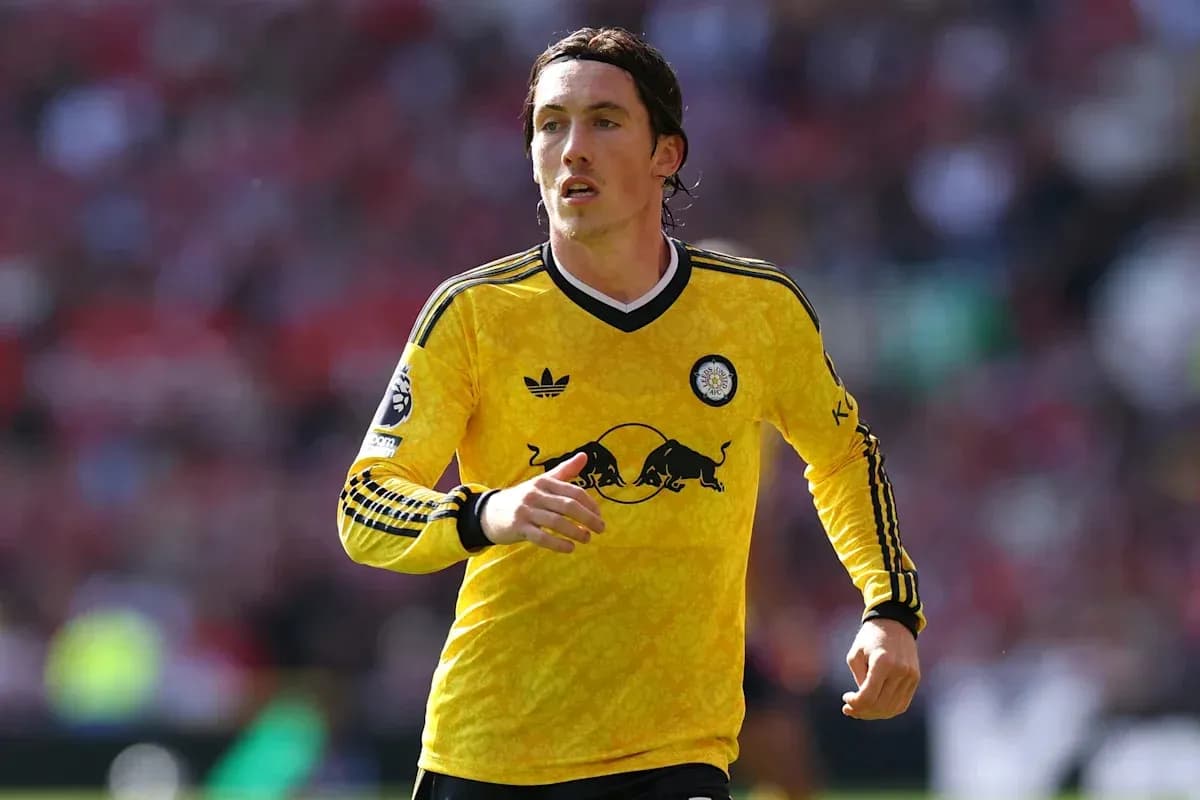 Jugador corriendo con camiseta amarilla durante partido