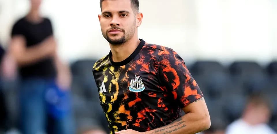 Jugador de Newcastle en camiseta de calentamiento