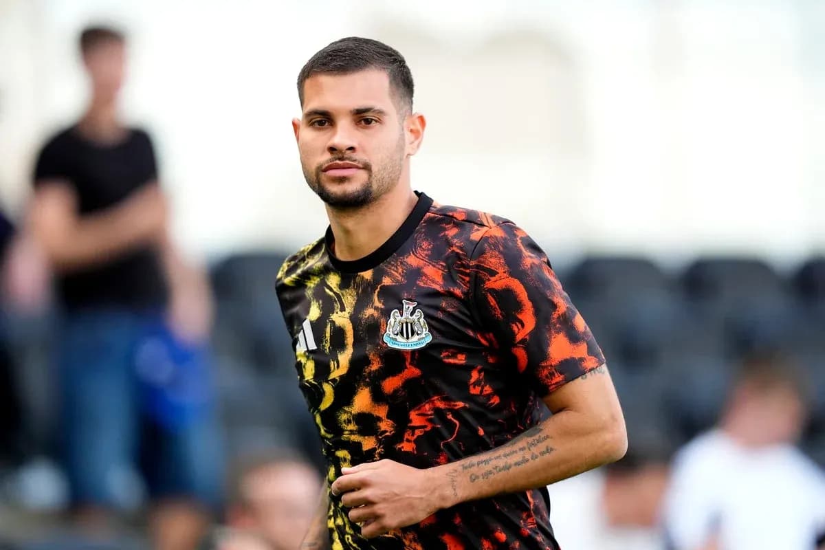 Jugador de Newcastle en camiseta de calentamiento
