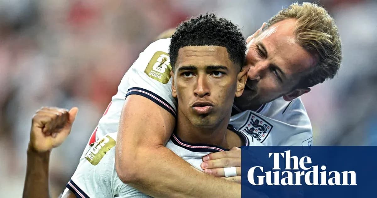 Dos jugadores de Inglaterra celebrando un gol en partido