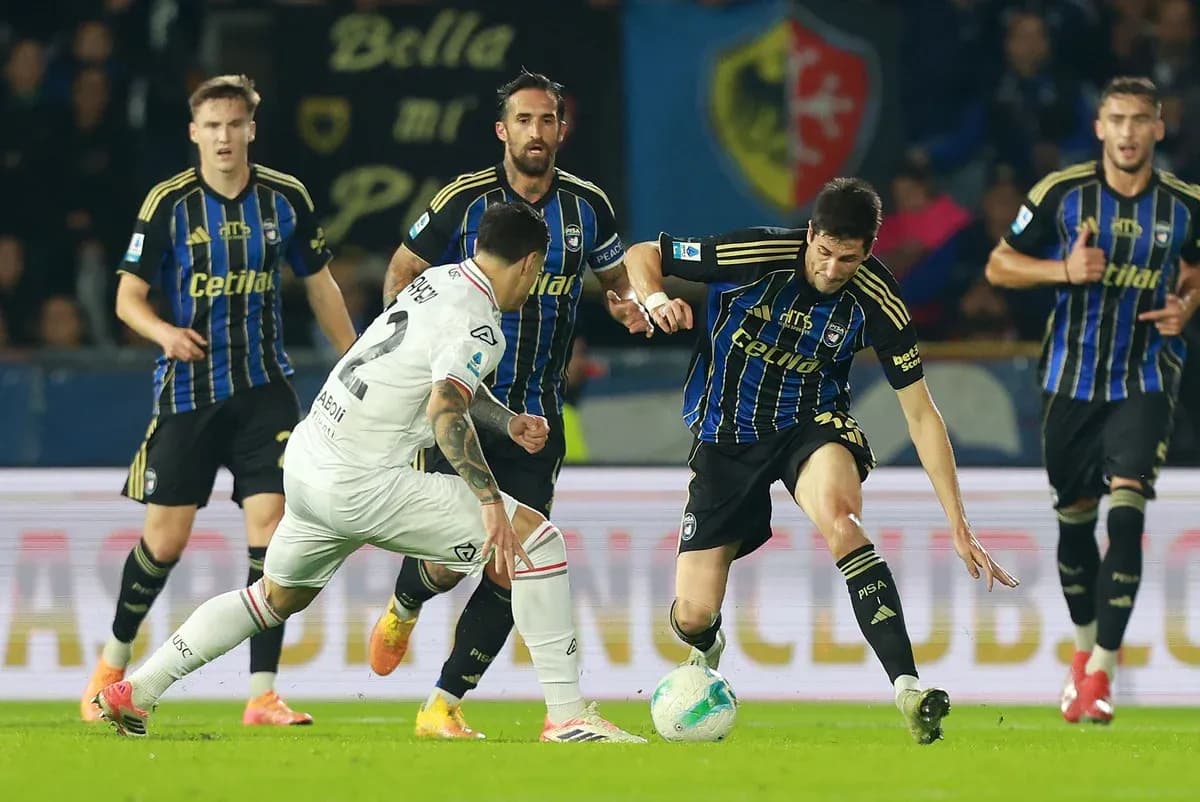 Jugadores de Cremonese y Pisa en acción