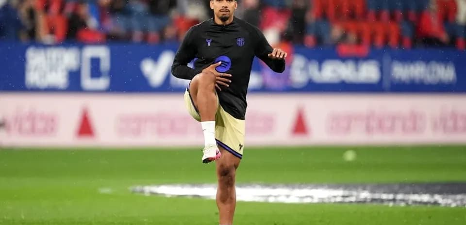 Jugador calentando en el campo de fútbol