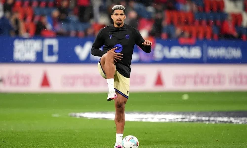 Jugador calentando en el campo de fútbol