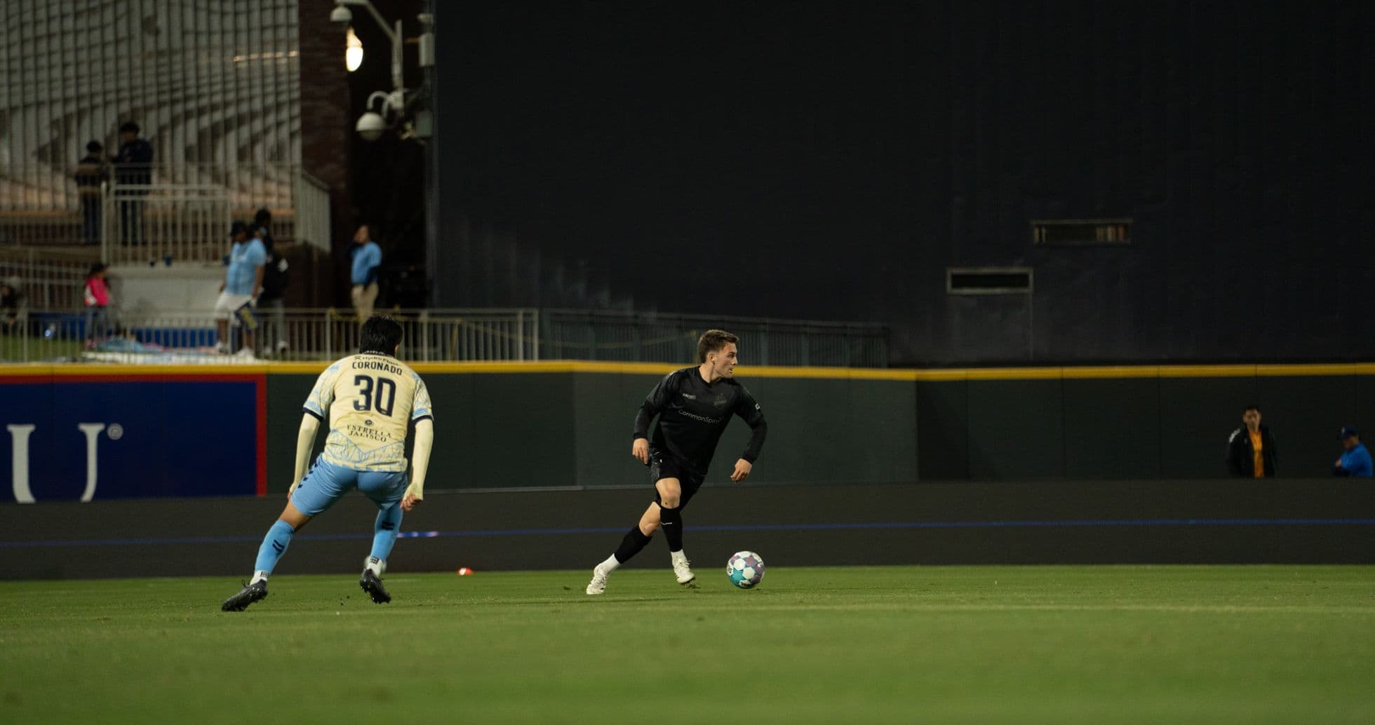Jugador corriendo con el balón en el partido