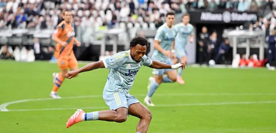 Jugador de Juventus disparando al arco