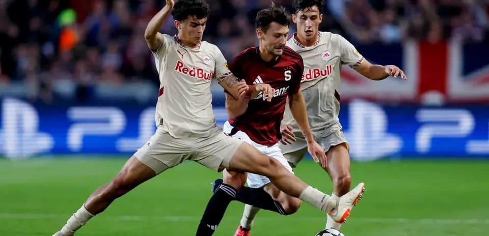 Jugadores compitiendo por el balón en partido