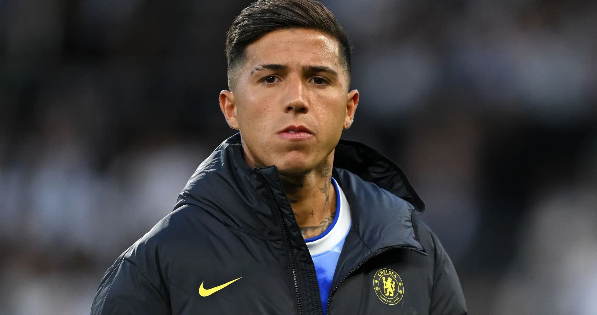 Jugador de Chelsea en el banquillo durante el partido