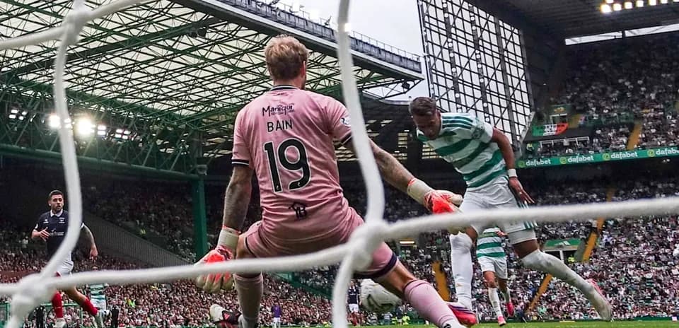 Jugador de Celtic disparando a portería contra Bain
