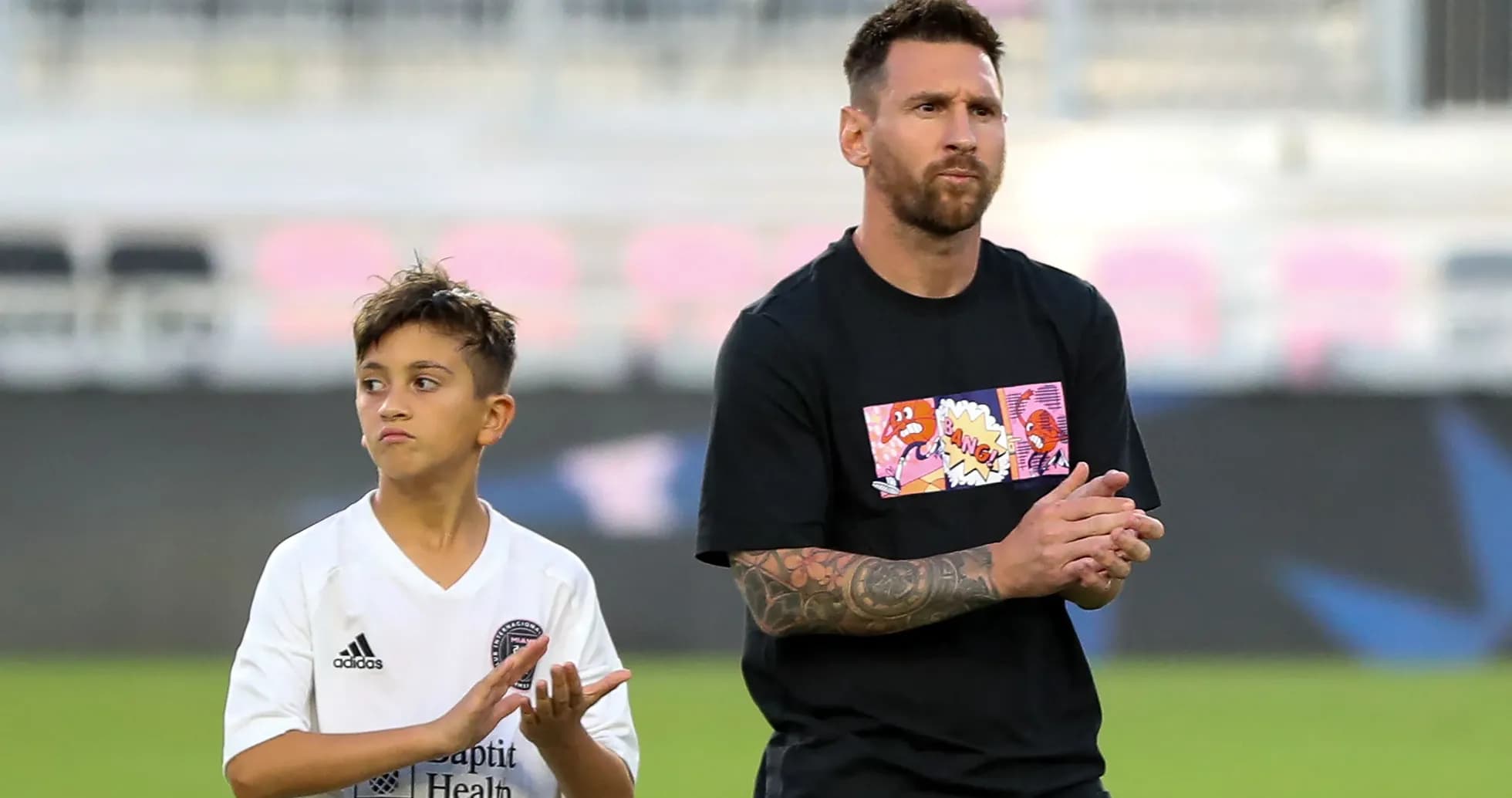 Lionel Messi y un niño aplaudiendo juntos