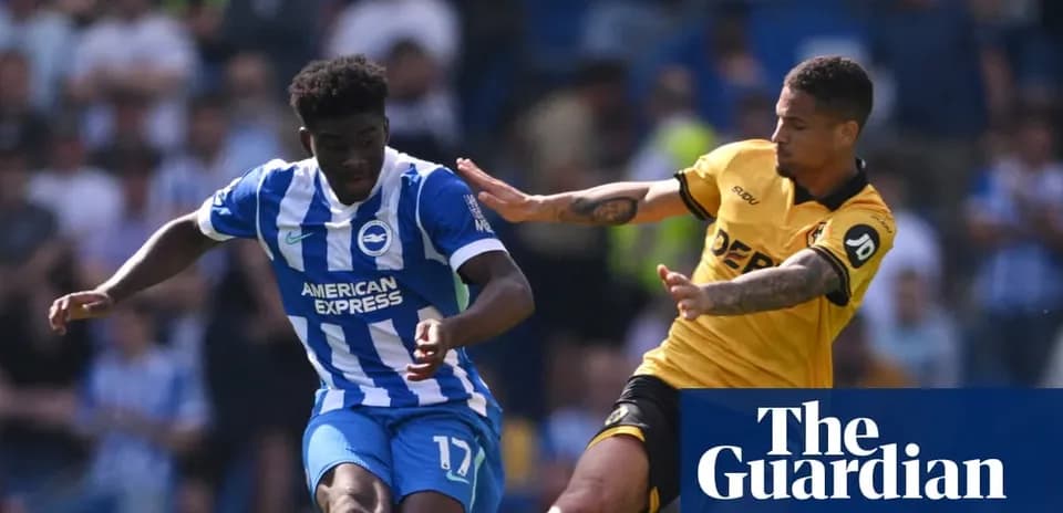 Jugador de Brighton driblando ante oponente de Wolverhampton