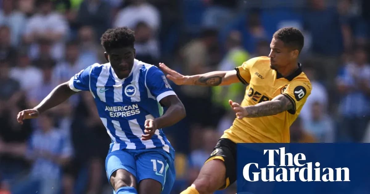 Jugador de Brighton driblando ante oponente de Wolverhampton