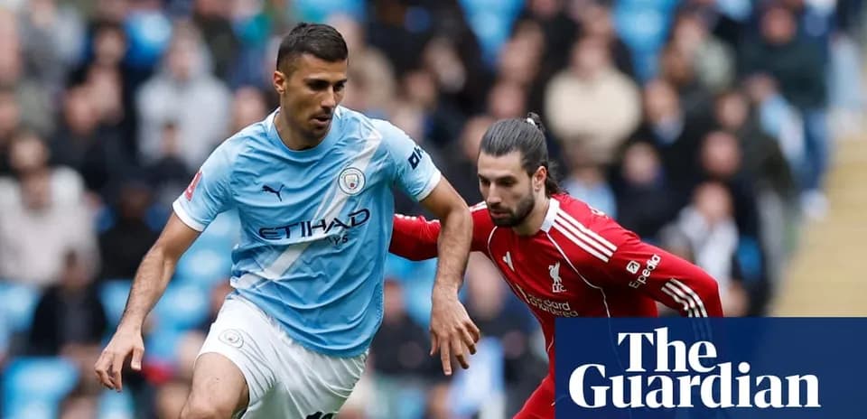 Jugadores de Manchester City y Liverpool compitiendo por el balón