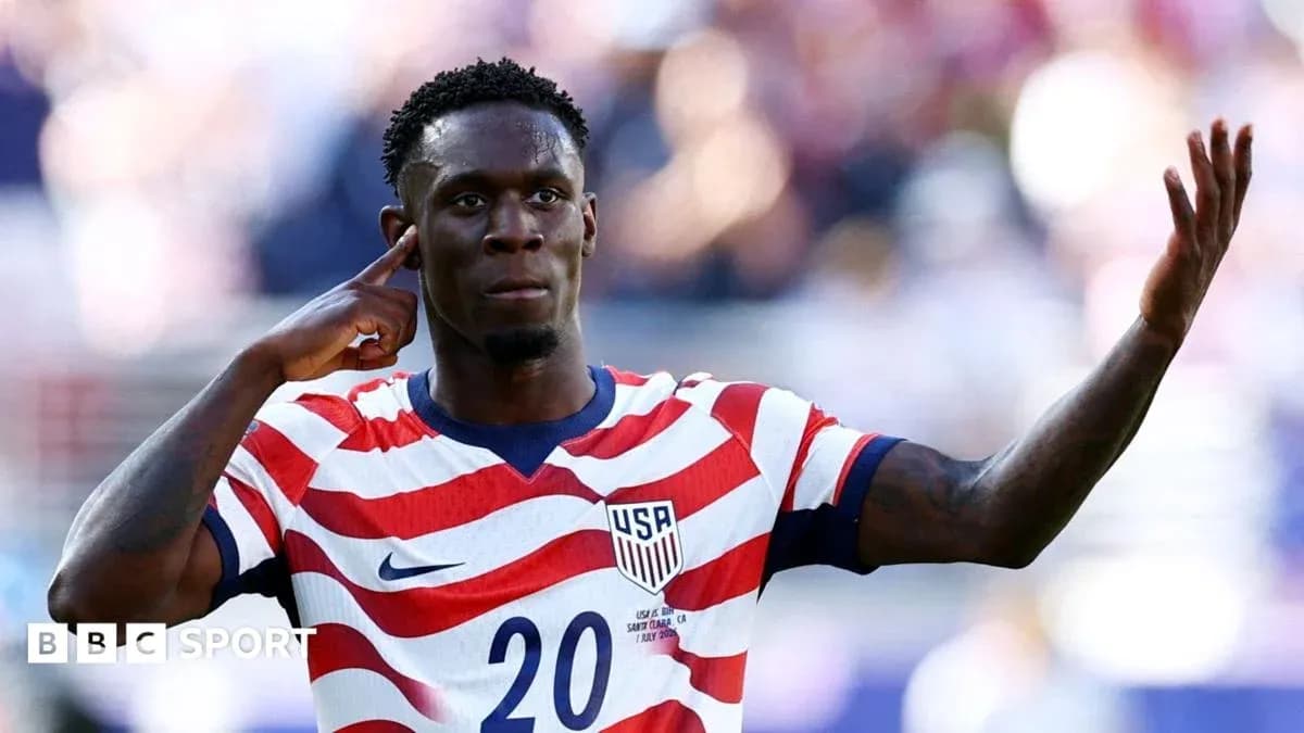 Jugador de Estados Unidos celebrando un gol en partido