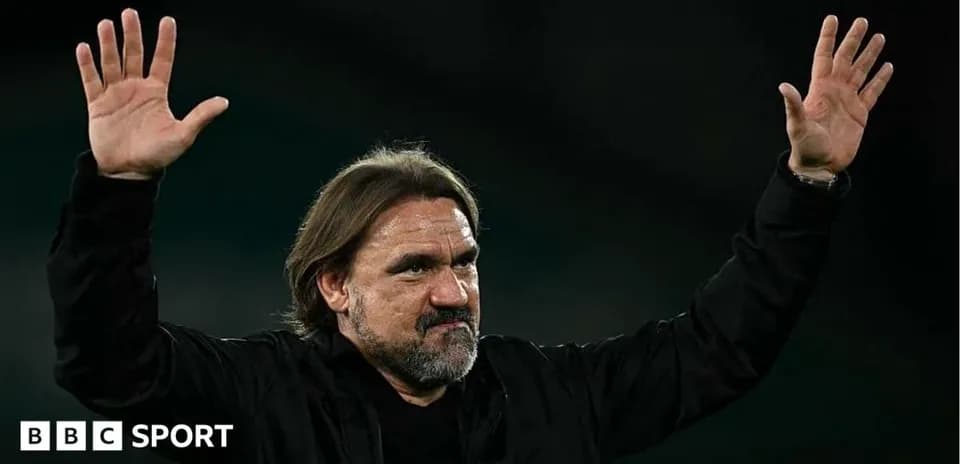 Entrenador saludando al público en el estadio