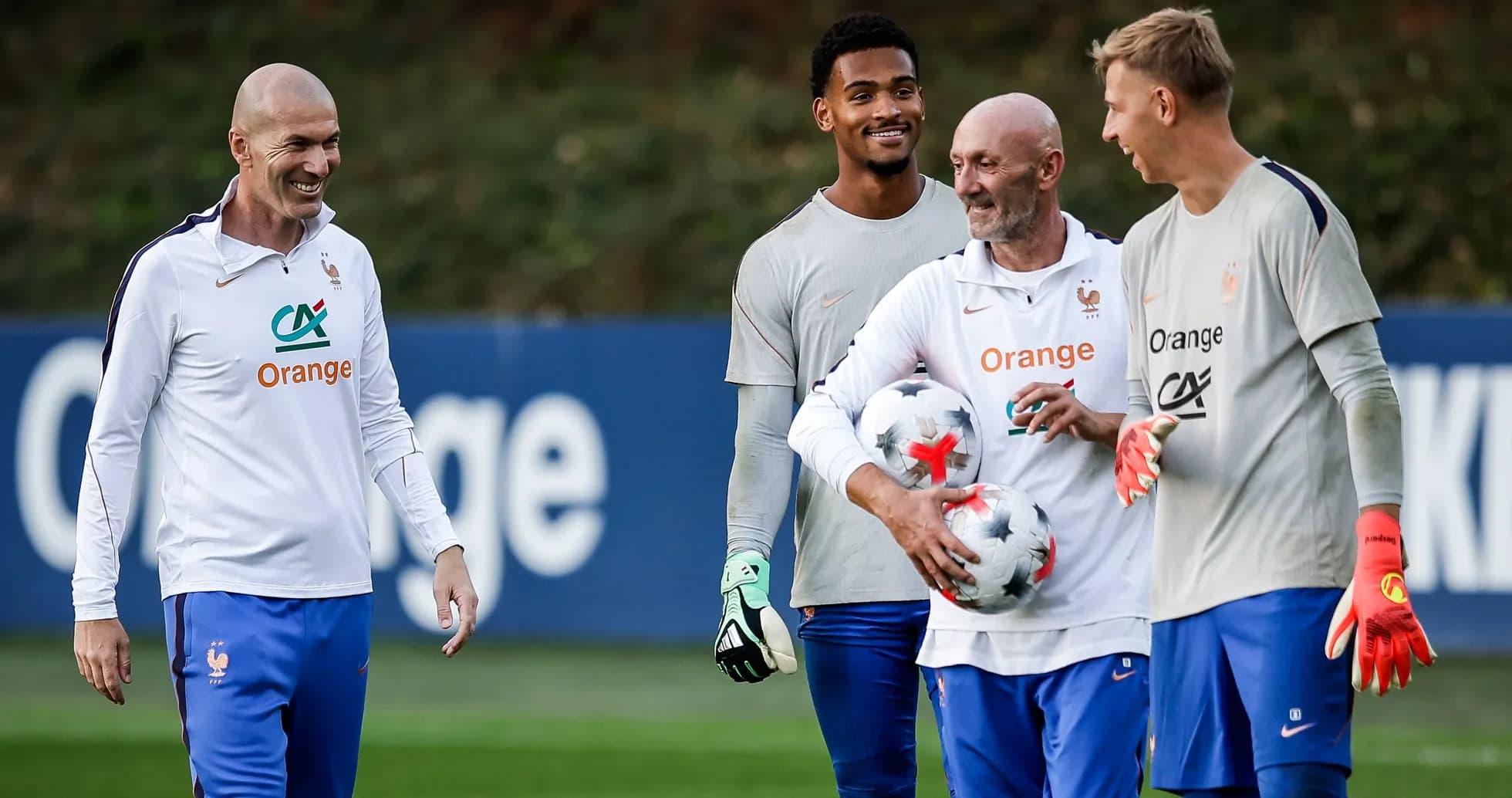 Jugadores de Francia entrenando en el campo