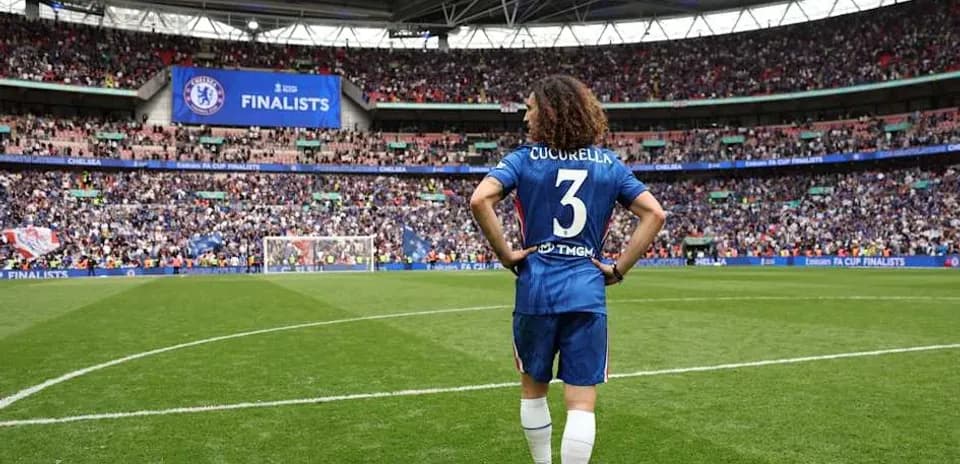 Cucurella en el campo de Wembley con público