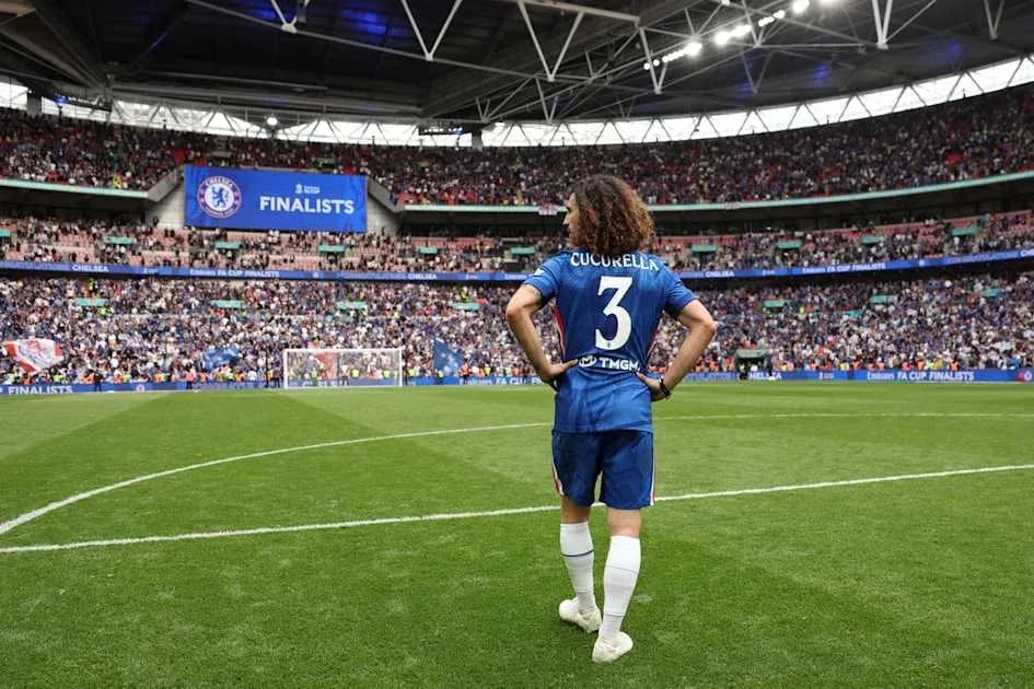Cucurella en el campo de Wembley con público