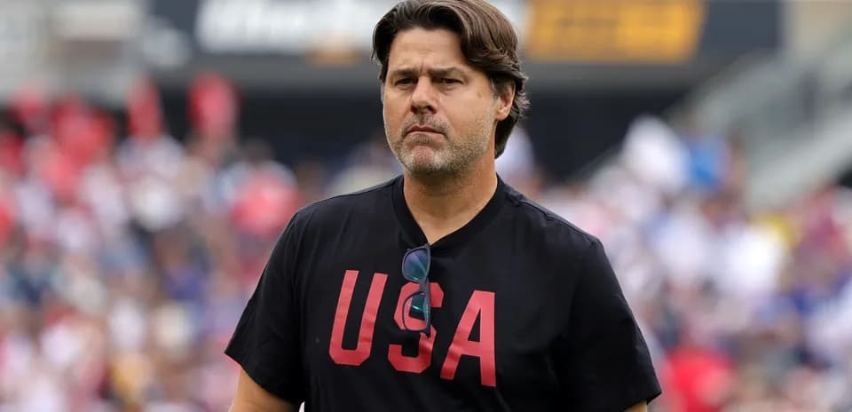Entrenador con camiseta 'USA' en el campo