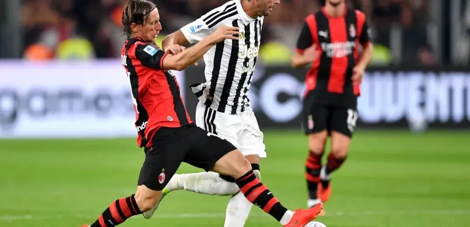 Jugadores de Juventus y Milan luchando por el balón