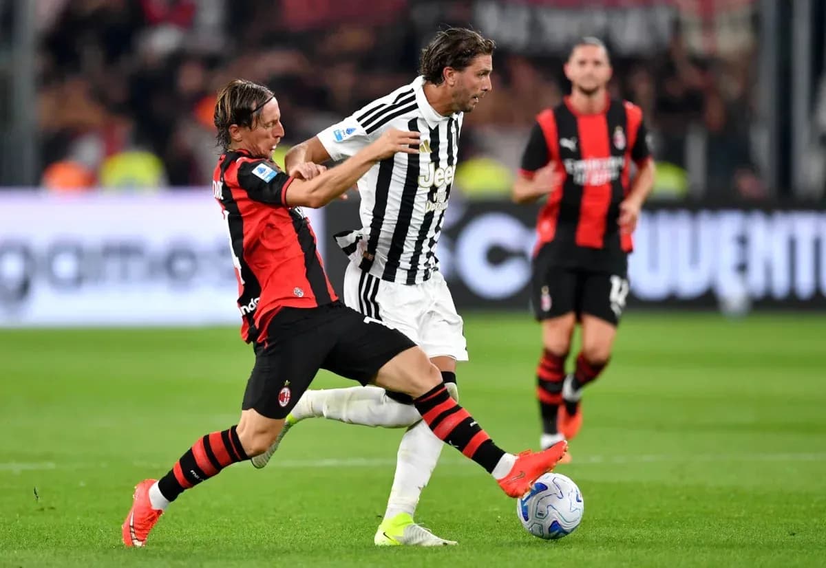 Jugadores de Juventus y Milan luchando por el balón