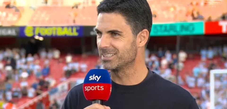 Entrenador hablando durante una entrevista en el estadio