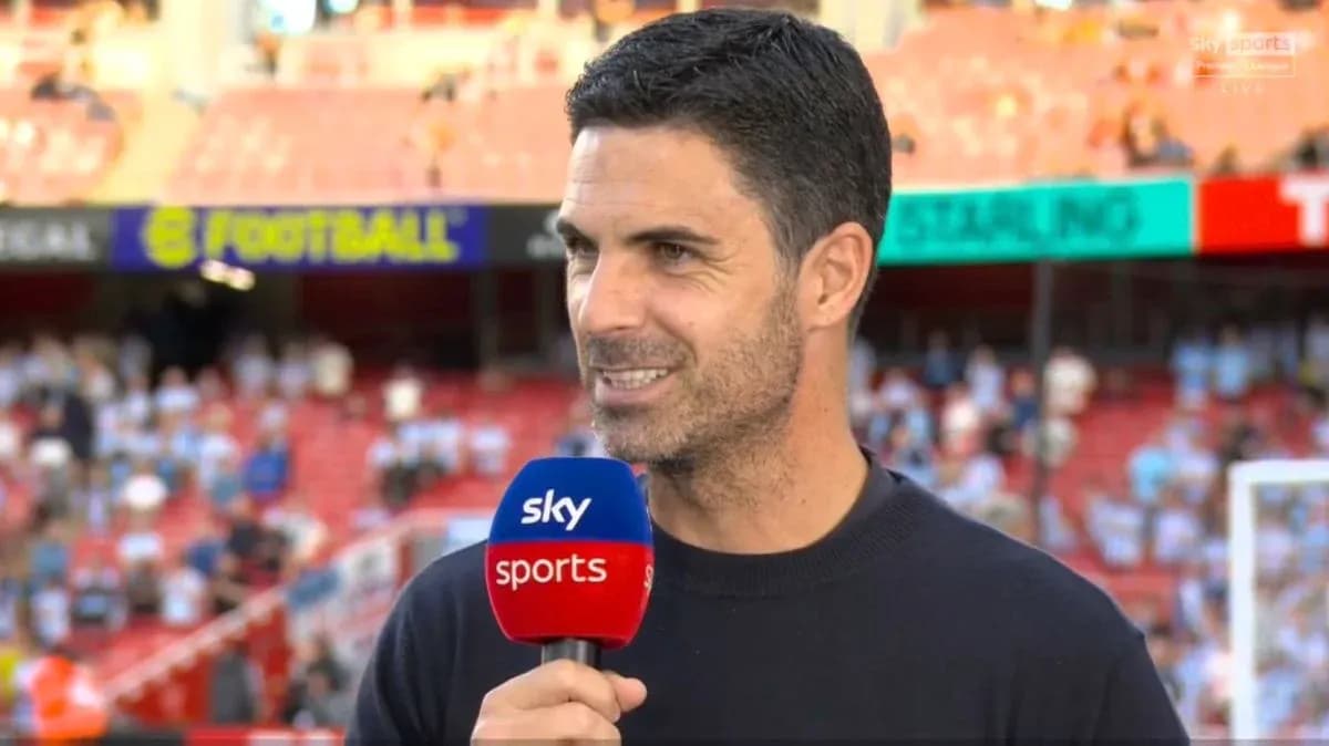 Entrenador hablando durante una entrevista en el estadio