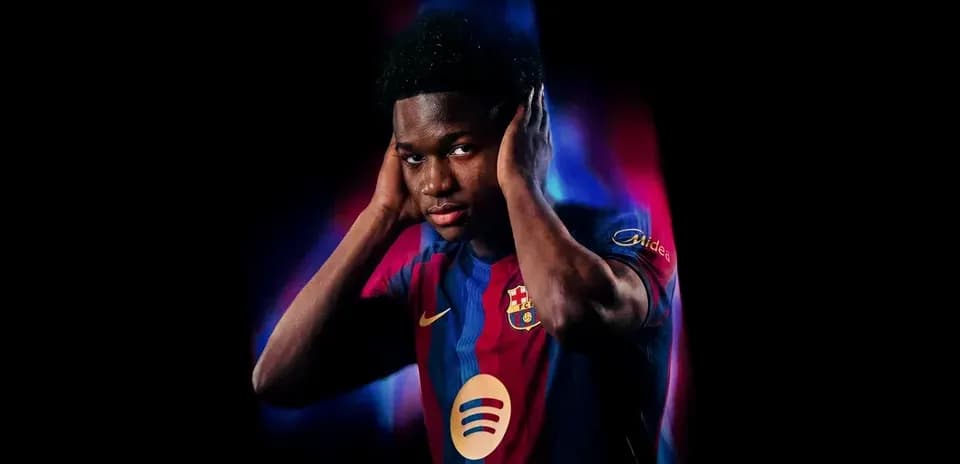 Jugador de Barcelona cubriéndose los oídos
