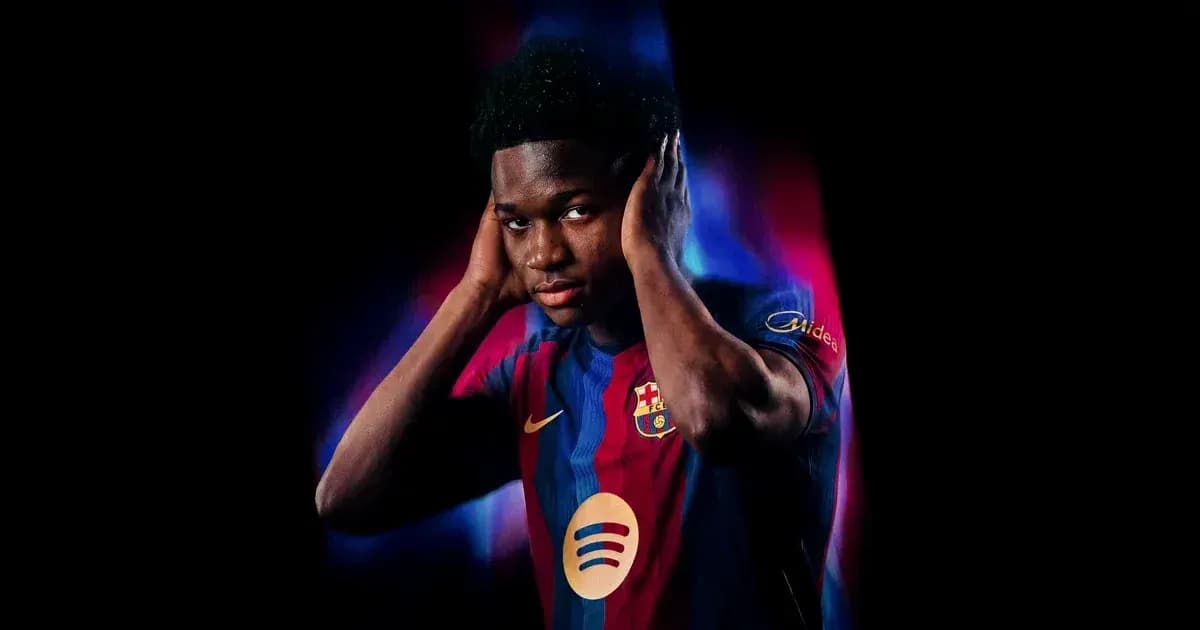 Jugador de Barcelona cubriéndose los oídos