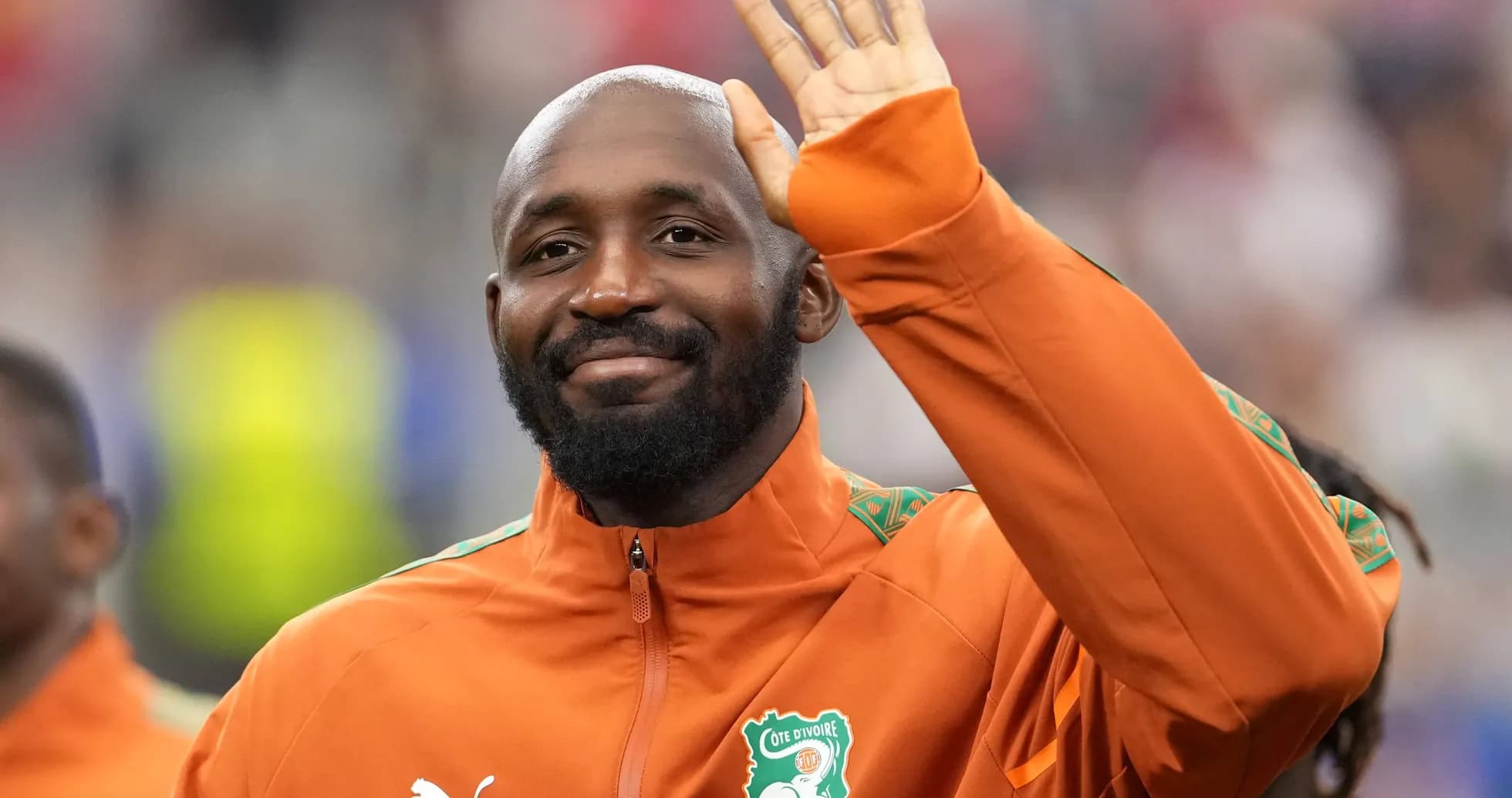 Jugador saludando con chaqueta de Côte d'Ivoire