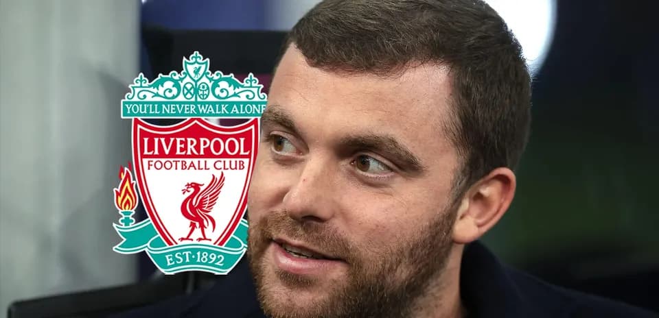 Hombre hablando con logo de Liverpool detrás