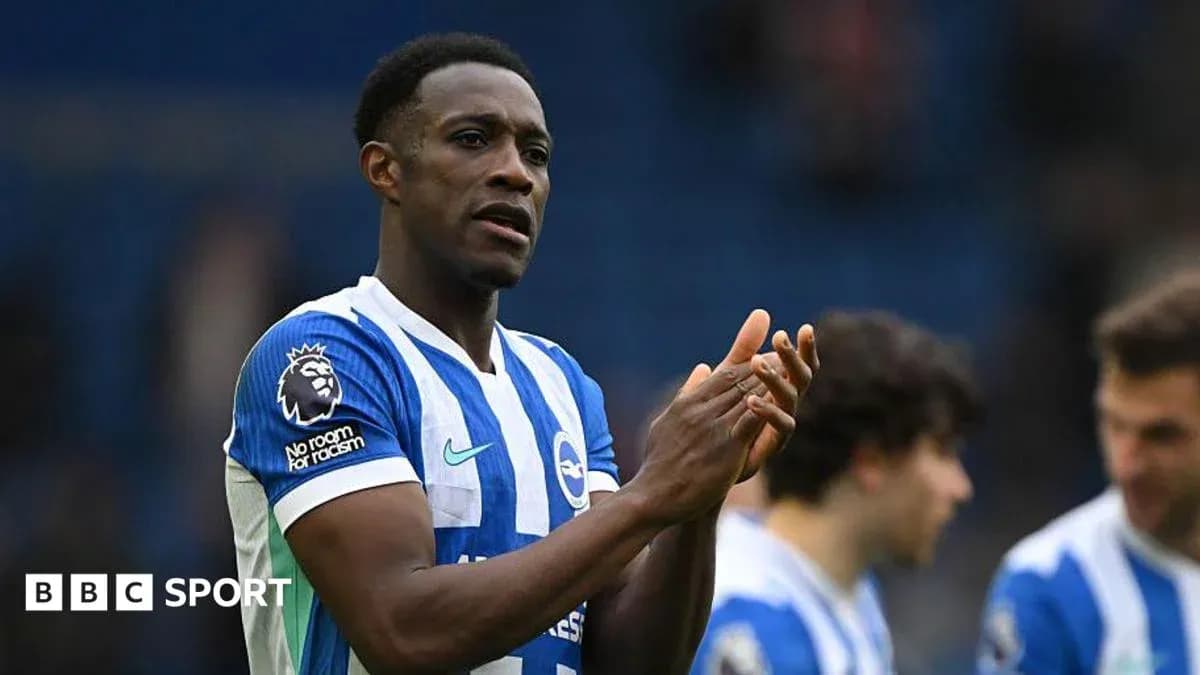Jugador de Brighton aplaudiendo en el campo