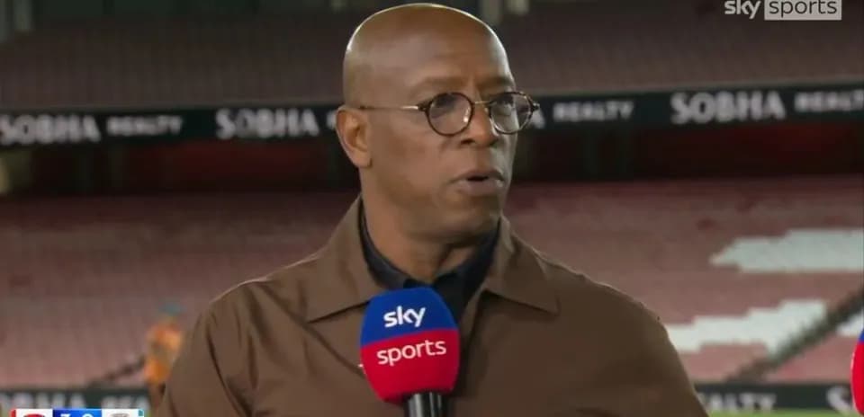 Analista hablando en el estudio de Sky Sports