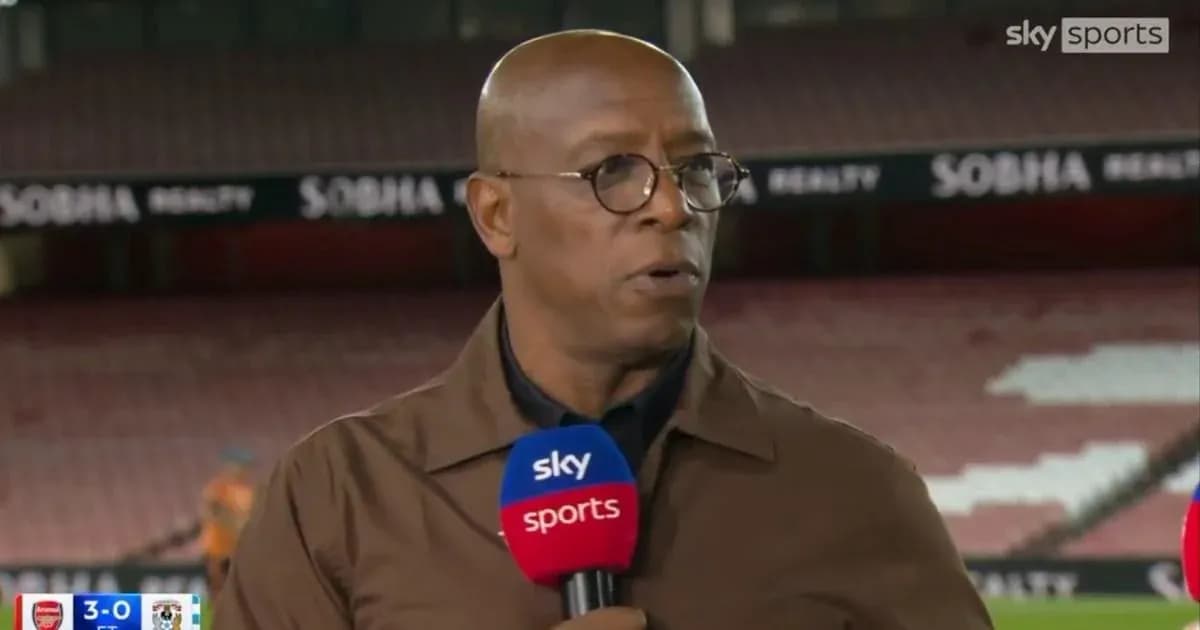 Analista hablando en el estudio de Sky Sports