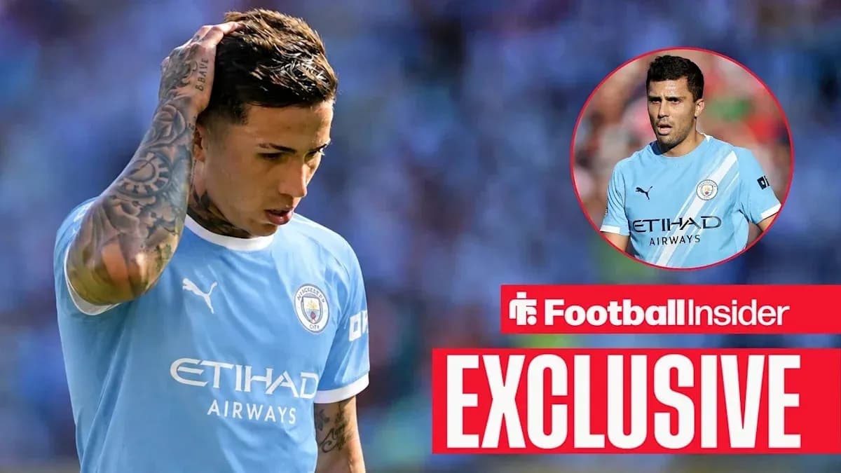 Jugador de Manchester City luciendo preocupado en el campo