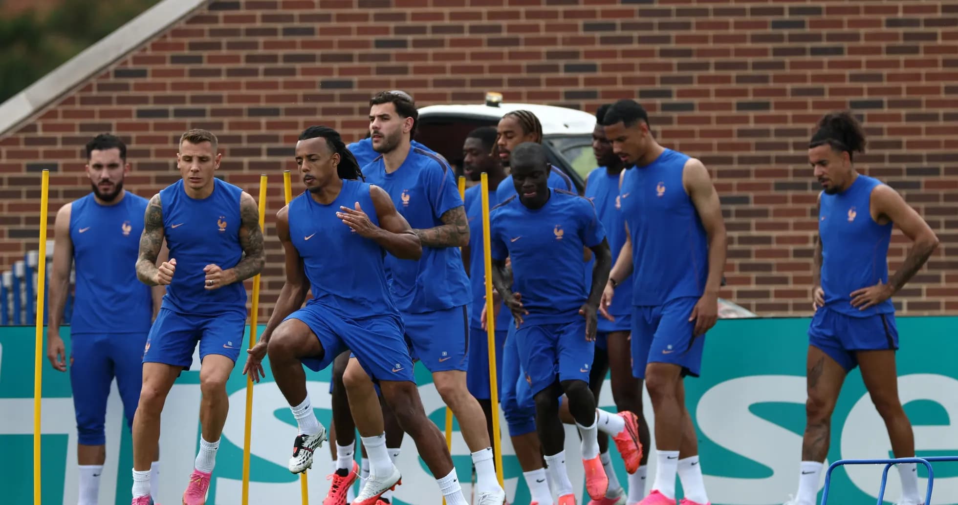 Jugadores de Francia entrenando en la cancha