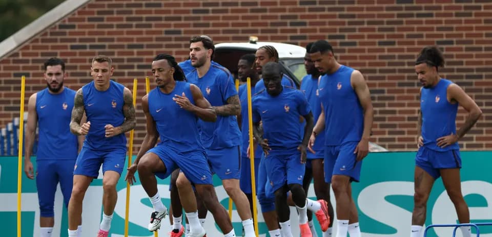 Jugadores de Francia entrenando en la cancha