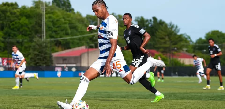 Jugador de Huntsville City chutando el balón