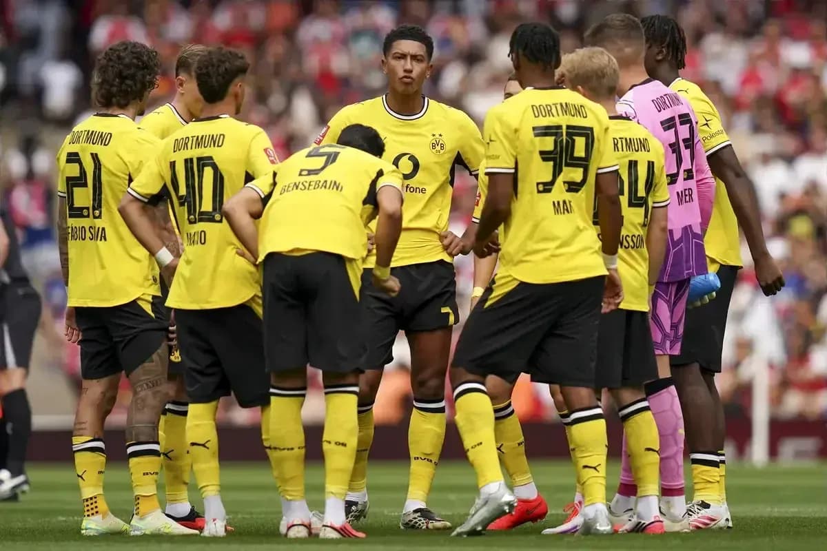 Jugadores de Borussia Dortmund en reunión táctica